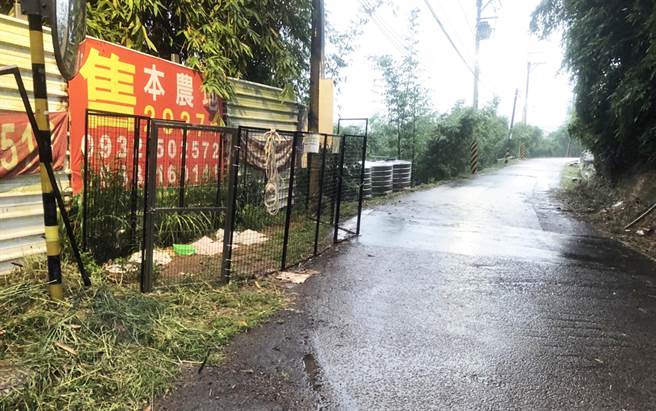 台中市动保处在新田地区设置大型的诱捕围片。（市议员萧隆泽提供）