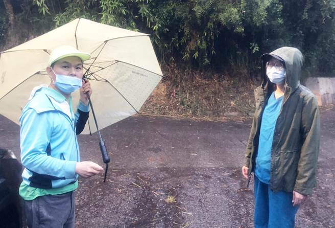 动保处人员今天冒雨到新田步道诱捕流浪犬，却因天雨无流浪犬出没。（市议员萧隆泽提供）