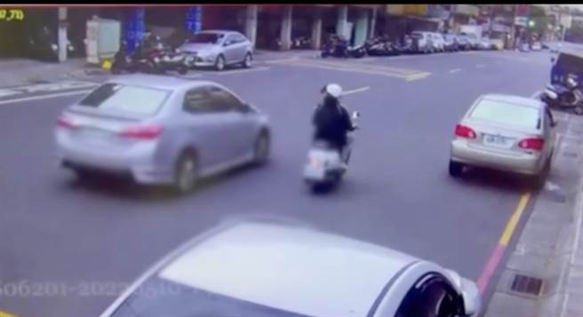 监视器拍下高男被按喇叭后