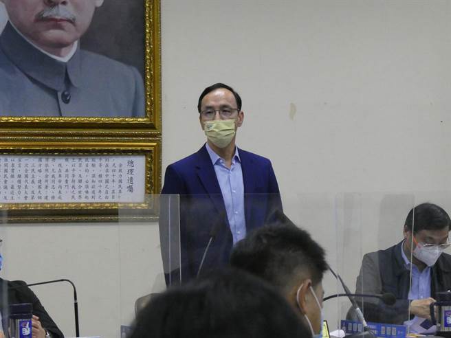 本土Omicron變種病毒疫情大爆發，各種亂象頻生。國民黨主席朱立倫今在黨中常會批評，在民進黨政府主政下，不但台灣防疫沒有超前部署，國內疫情還面臨卻口罩、疫苗、快篩、藥、同理心等「五缺五亂」，民進黨政府看不到民間疾苦。（周志豪攝）