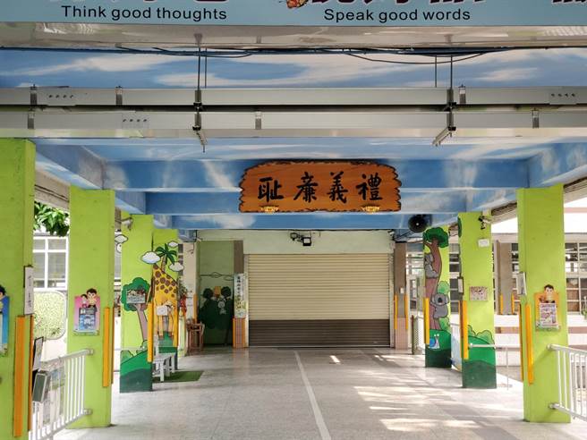 云林县府将动用第二预备金协助校园无感应装置的铁卷门汰换或新装设红外线感应器，图为云林县一所国小校园。（周丽兰摄）