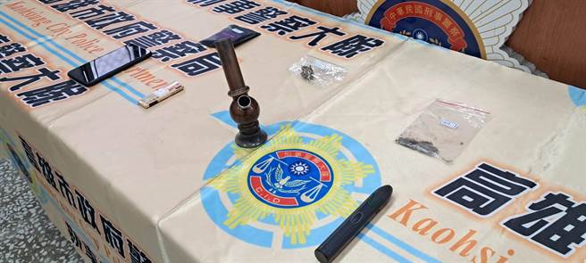 警方查获大麻菸草、吸食工具。（翻摄照片／高雄洪靖宜传真）