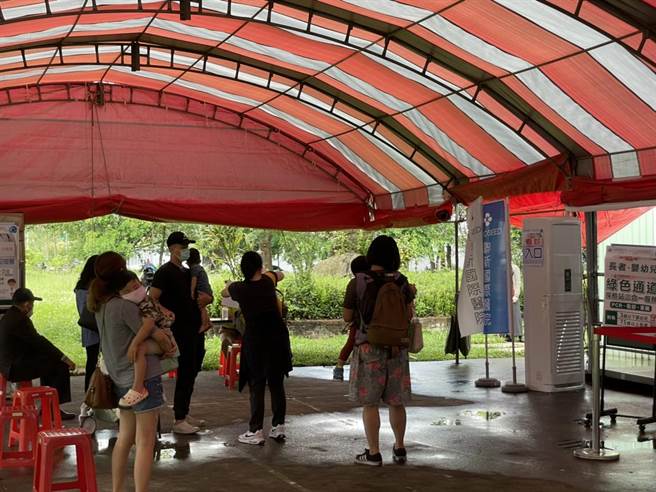 桃园龙冈长幼3合1绿色通道启用，首日就有家长带着婴幼儿来筛检。(吕筱蝉摄)