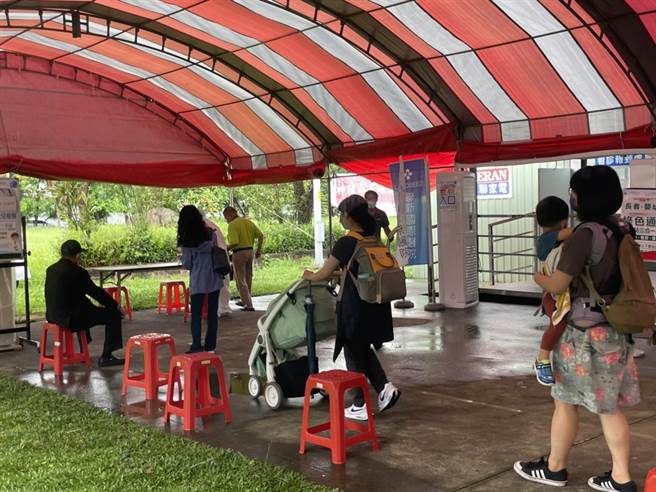 桃园龙冈长幼3合1绿色通道启用，首日就有家长带着婴幼儿来筛检。(吕筱蝉摄)