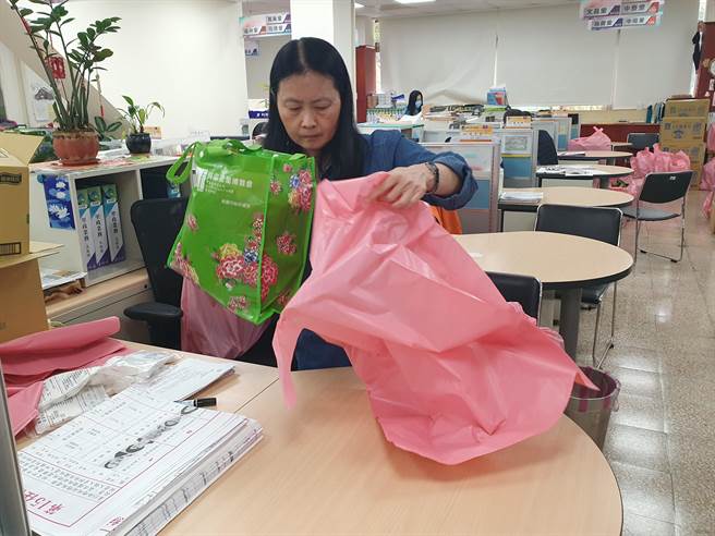 各公所人员须负责分装、打包及发送防疫关怀包。（陈梦茹摄）