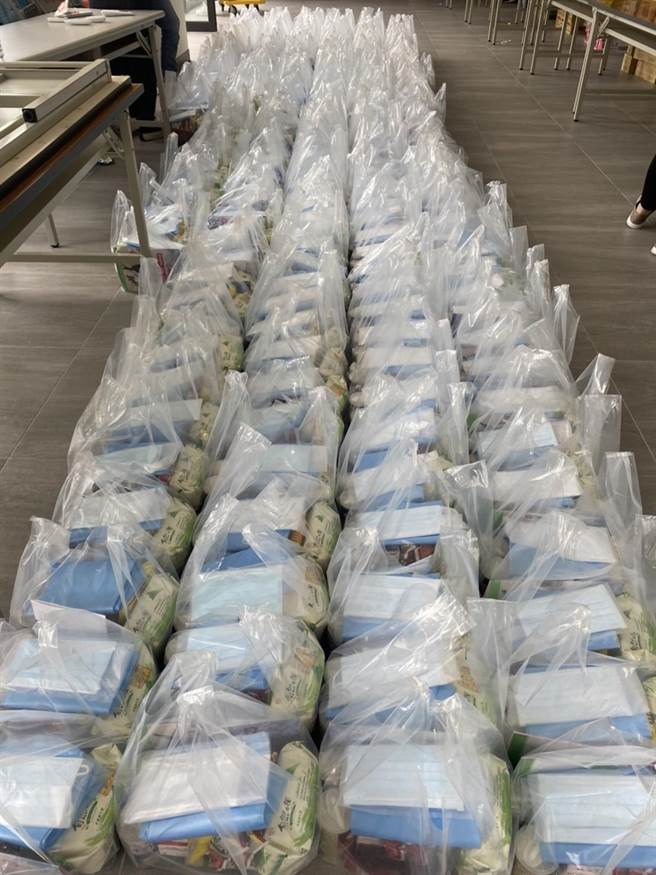 全国疫情严峻，确诊人数节节攀升，各公所每天要分装、发送的关怀包数量相当庞大。（八德区公所提供／陈梦茹桃园传真）