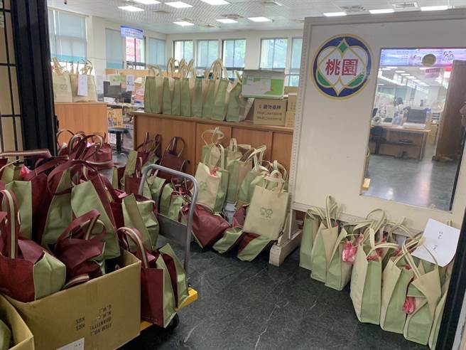 桃园市民反映防疫关怀包配送速度慢，民政局长陈静航回应，明天起有4家物流加入协助发送。（八德区公所提供／陈梦茹桃园传真）