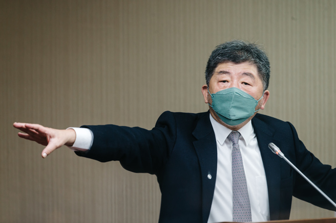 中央流行疫情指挥中心指挥官陈时中日前松口透露，7月可能将新冠肺炎降至第4类传染病，且不再公布确诊数，引发外界质疑是否是为了参选做准备。（资料图／郭吉铨摄）