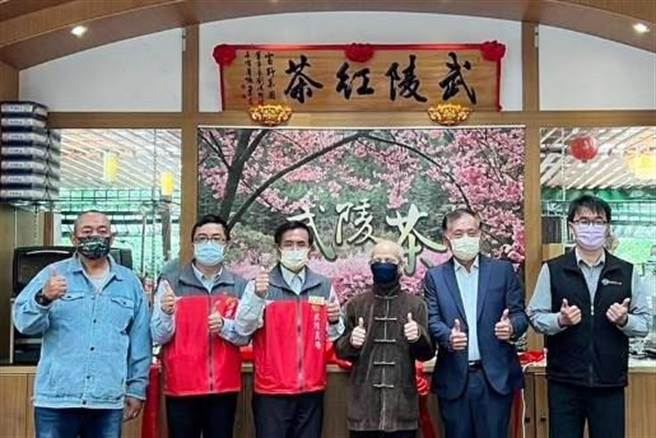 武陵农场「武陵红茶」揭牌，兼顾人文涵养与气息盼打响品牌。（武陵农场提供）