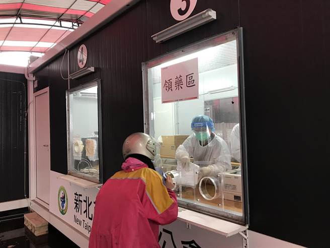 板橋江翠篩檢站增設防疫急門診，看診、PCR、領藥一次完成。（新北市衛生局提供）