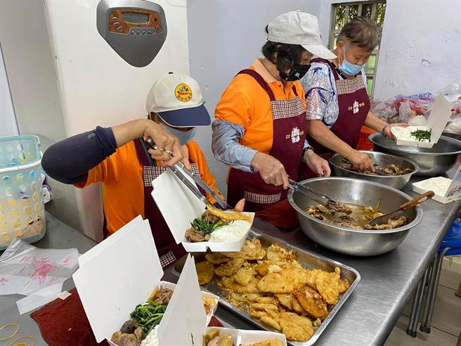 云林县麦寮乡国中小学生每人每月加菜100元，补充营养对抗病毒。（麦寮乡公所提供／张朝欣云林传真）