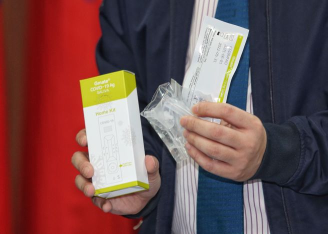 国民党台北市议员徐弘庭指出，食药署日前核准福又达进口Gmate唾液快筛，在马来西亚每剂大约卖台币100元，但福又达公司将在台湾卖230元。（王英豪摄）