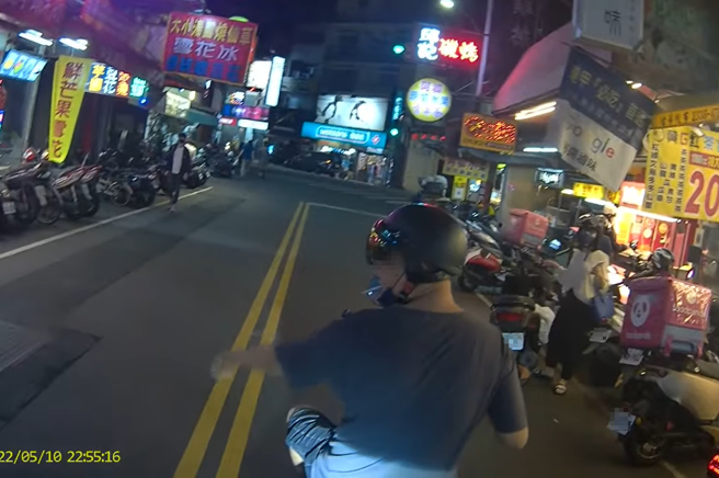 有名「脱罩」男子骑机车在逢甲夜市鸡排店前突然停下，遭后方骑士按喇叭示警，竟举手比画「绕过去就好」。（翻摄自YouTube频道「WoWtchout - 地图型行车影像分享平台」）