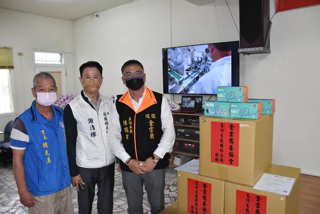 陈国宾经由后龙镇前镇代会主席谢清辉（中）牵线捐助口罩3万只给后龙镇公所。（谢明俊摄）