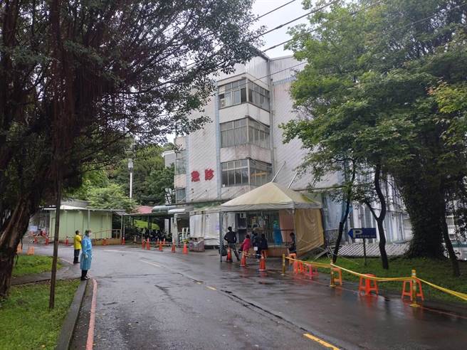 林姓男子带小孩到三军总医院正荣院区问诊碰壁。（张志康摄）