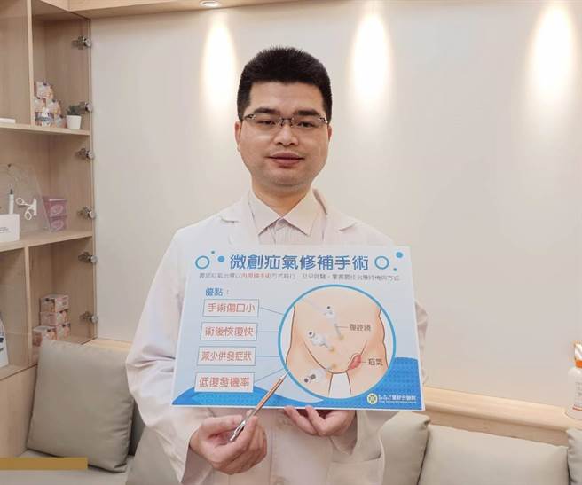 童综合医院泌尿科医师吕谨亨，笔指解释微创腹膜外内视镜疝气修补手术。（童医院提供）