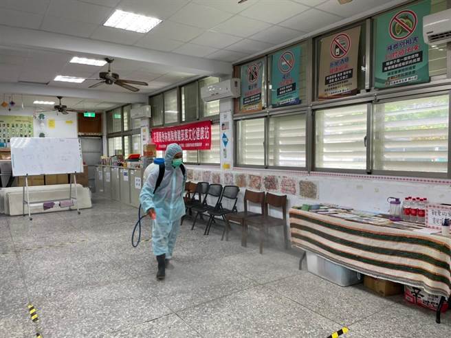 花蓮今新增1018例確診案例，染疫人數創新高，環保局人員也趕緊到各公共場所進行清消。（花蓮縣環保局提供／羅亦晽花蓮傳真）