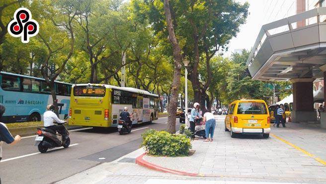 台北市公车行驶中山北路时应在慢车道，4月27日却发生道路铺设业者自行封路，让公车不得已在快车道行驶与上下客，遭到台北市议员陈怡君批评。（资料照片）
