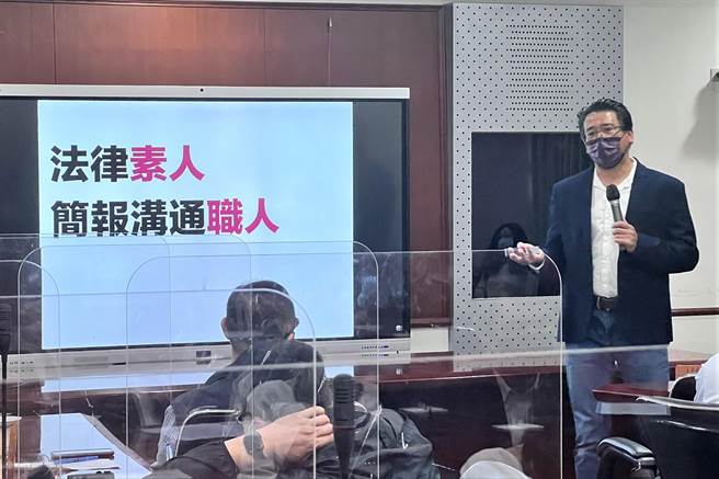 国民法官明年上路，法务部邀请 「简报王」王永福替检察官进行简报专业训练。(李奇叡摄)