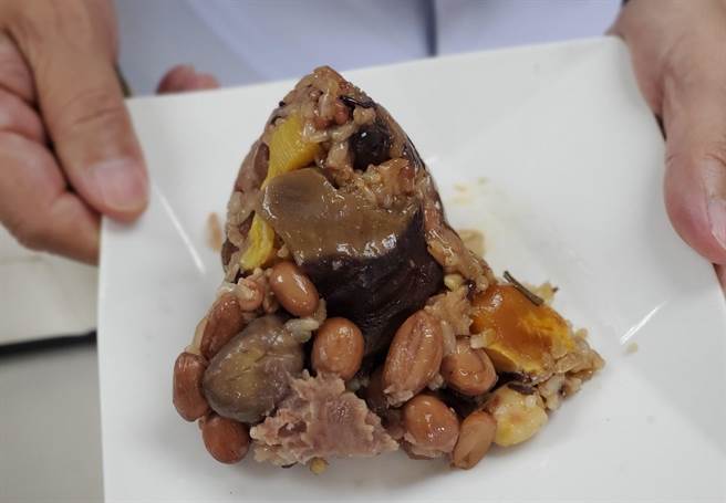林内乡农会的「金旺来五榖粽」馅料饱满，金钻凤梨块与猪肉、芋头、花生、莲子 蛋黄、五榖米巧妙融合。（周丽兰摄）