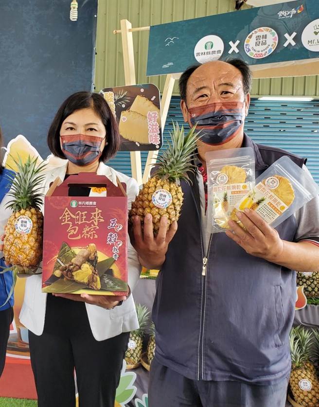 云林县长张丽善（左）为林内乡农会的金旺来五榖肉粽代言，右为推广部主任陈俊吉。（周丽兰摄）