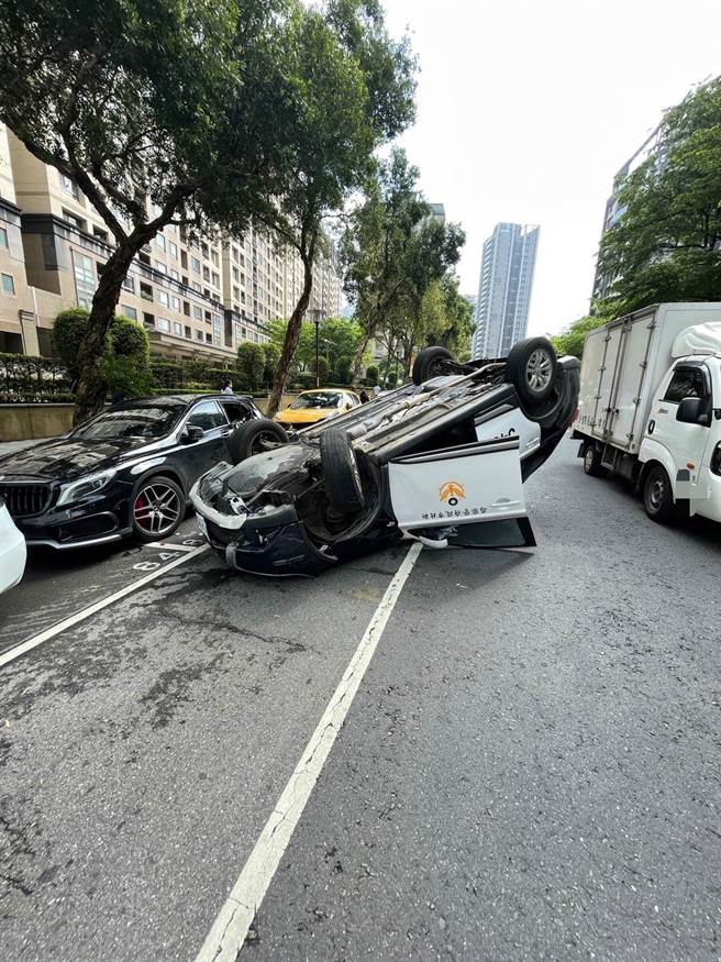 新北市林口警分局的巡邏車，今天下午巡邏時發生事故，整輛警車翻覆。（警方提供）