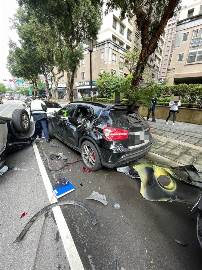 警車翻覆後又波及路邊停放的車輛，造成民眾車輛受損。（警方提供）