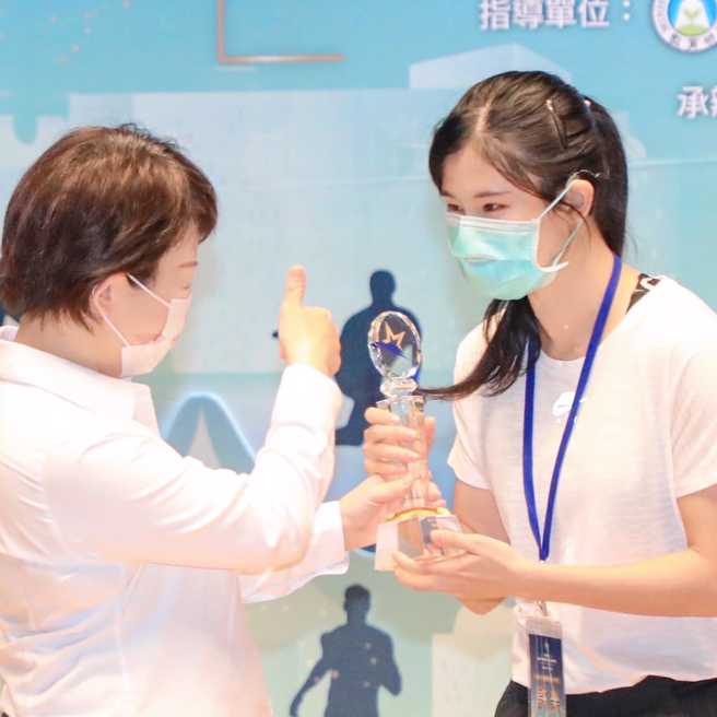 台中囝仔许乐勇听奥勇夺台湾首金 卢秀燕盛讚台中之光。取自卢秀燕脸书

