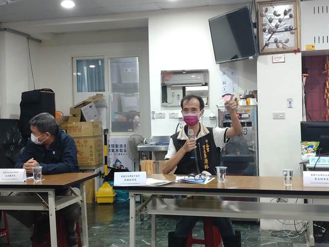 ▲大武崙溪中程整治計畫卡在水利署，中崙里長李源林怒斥政府不重視人民生命財產安全。（張志康攝）