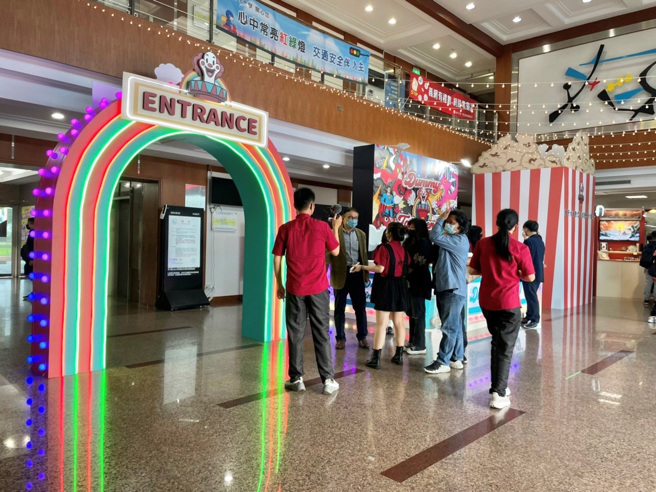 义守大学数媒系毕业展，将校园中的展场打造为復古乐园。(图/义守大学提供)