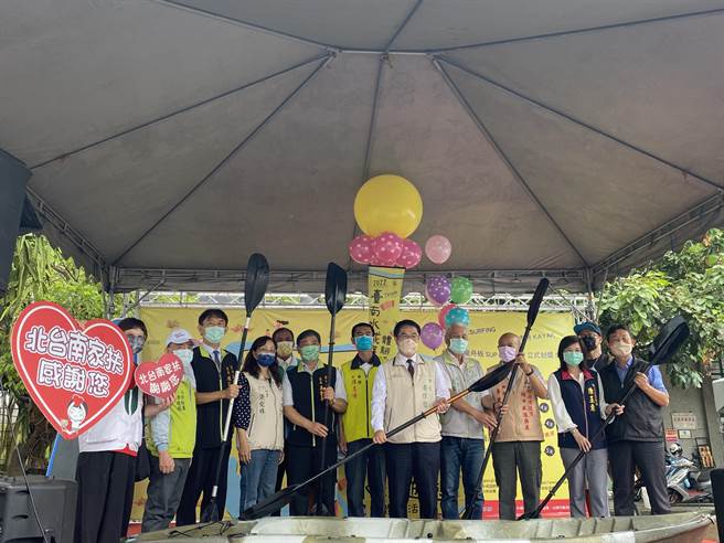 台南市长黄伟哲(右五)上任3年多来，南市总体债务减少191亿元，为南市升格以来债务新低点。(曹婷婷摄)