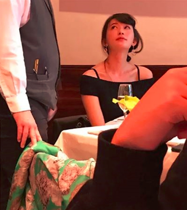 林志玲穿细肩带黑色上衣，露出香肩及锁骨，顏值状态回到巅峰。（图／取自微博）