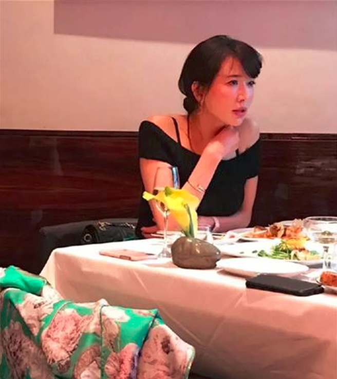 林志玲似乎喝了点小酒，不但面色泛潮红，也变得话多侃侃而谈。（图／取自微博）