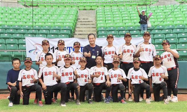 高雄市領隊中正國小校長吳軒銘（後排左4）與111年TOTO盃全國少棒錦標賽奪冠的高雄市隊棒球小將。（高市教育局提供）