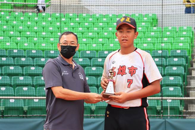 高雄市隊忠孝國小身高178公分姜晉堯，主投6局，成功穩住對手猛烈炮火，獲選投手獎。（高市教育局提供）