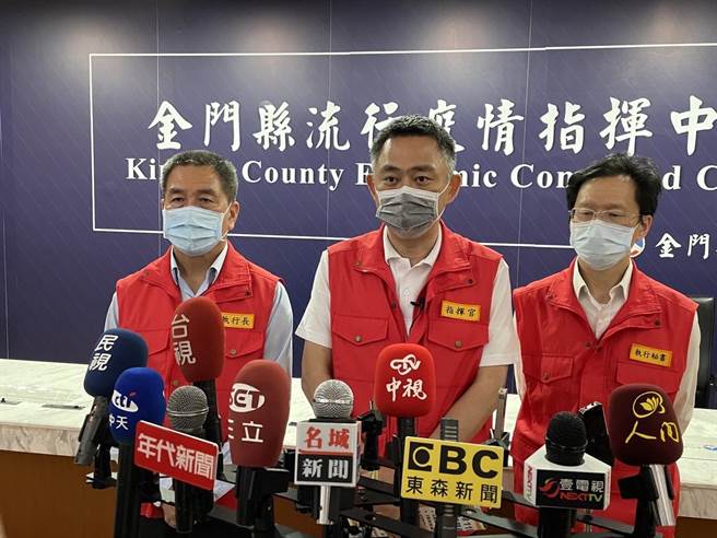 金门今天再新增40例新冠确诊，杨镇浯县长下午直播说明最新疫情状况。（县府提供）