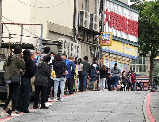 金门今天再新增40例新冠确诊，写下单日最高纪录。图为民眾排队抢购快筛剂，不少人表示要寄到台湾给家人使用。（李金生摄）