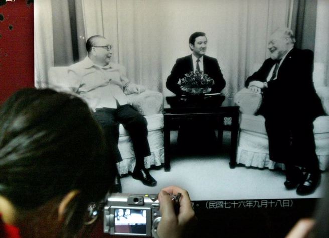圖為蔣經國總統接見老友克萊恩時，馬英九在旁擔任翻譯的照片。（姚志平攝）