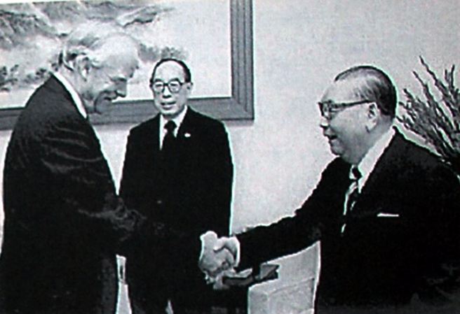 丁大衛（左起）由外交部長朱撫松陪同晉見蔣經國。（摘自丁大衛回憶錄，中時檔案照）