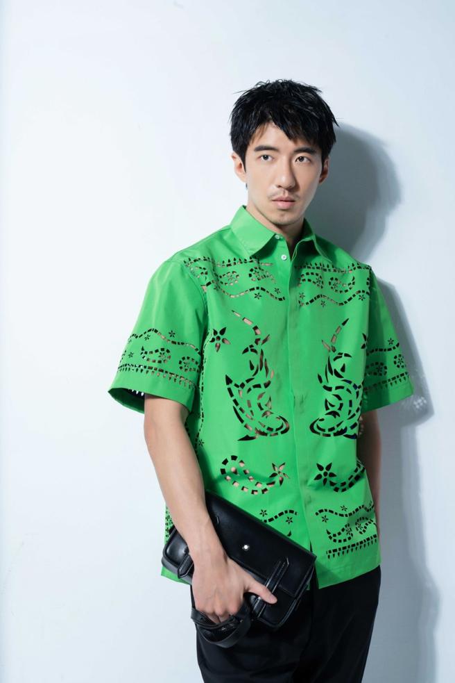 傅孟柏这两年工作满檔，电影、戏剧作品接连登场，产量丰富，手拎万宝龙（Montblanc）新款大师杰作系列肩背包。（石智中摄，图片企画／中时时尚，服装提供／MSGM）