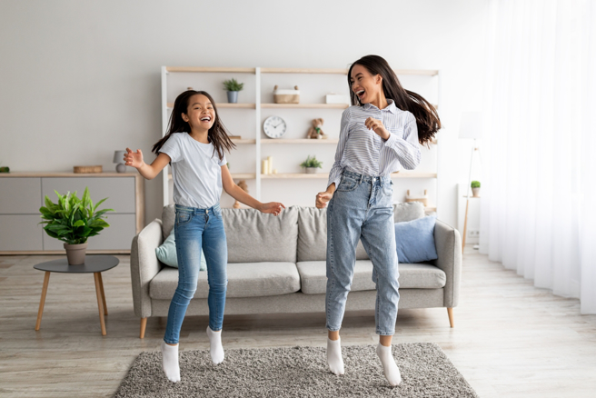 运势命理网站分析，客厅摆设的色调也会影响风水。（示意图／shutterstock）
