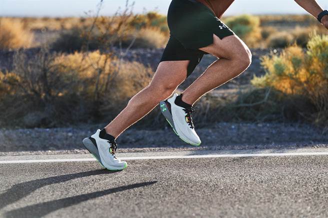 「UA HOVR Machina 3」給予長距離跑者絕佳支撐，助跑者無畏前行。售價4980元起。（UNDER ARMOUR 提供）