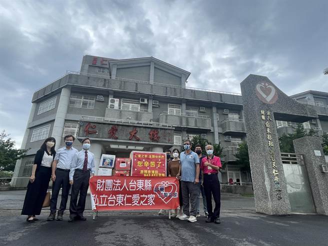 鑫國泰建設董事長黃東泰，昨天捐贈防護面罩給仁愛之家。（莊哲權攝）