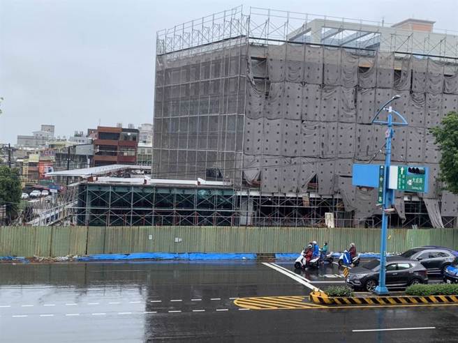 桃园市杨梅区公所行政大楼暨停车场兴建工程，规画地下3层、地上5层的建物，2018年11月起分为2期动工。（陈梦茹摄）
