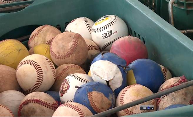 泰源国中棒球队因为经费拮据， 将打坏的球绑上胶带后回收再使用。（民眾提供／庄哲权台东传真） 
