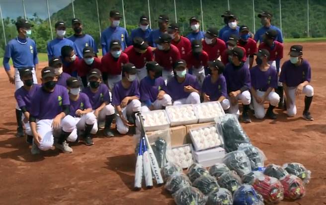 前职棒好手黄甘霖和超马好手林义杰等人，捐赠球具给泰源国中棒球队。（民眾提供／庄哲权台东传真）
