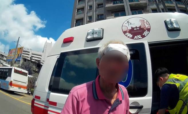 台中市86岁吴姓老翁日前骑单车外出，行经东区干城车站附近，因未注意到路面高低落差不慎摔车，跌坐路边、满脸鲜血，经消防救护员简单包扎止血。（台中市警第三分局提供／张妍溱台中传真）