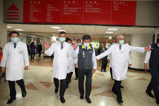 国内新冠疫情严峻，卫福部长陈时中（右二）11日在台北荣总院长陈威明（左二）等人陪同下，到北荣视察急诊分流状况，户外採检站及专责病房，但他一到北荣大厅后，就有一名男子大喊「陈时中下台」，陈稍后受访时笑回，「疫情期间大家心情可能不是这么平静，过去就好」。（张铠乙摄）