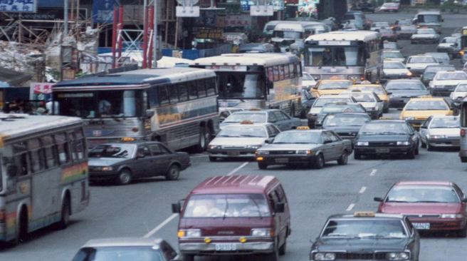 1990年代台北火车站的忠孝西路，因计程车业者抢载国光号下车的乘客，使得该地区的交通动弹不得。（江妙莹摄）