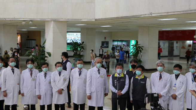 陈时中11日下午视察北荣，却遭候诊民眾呛「下台」。(图／北荣提供)